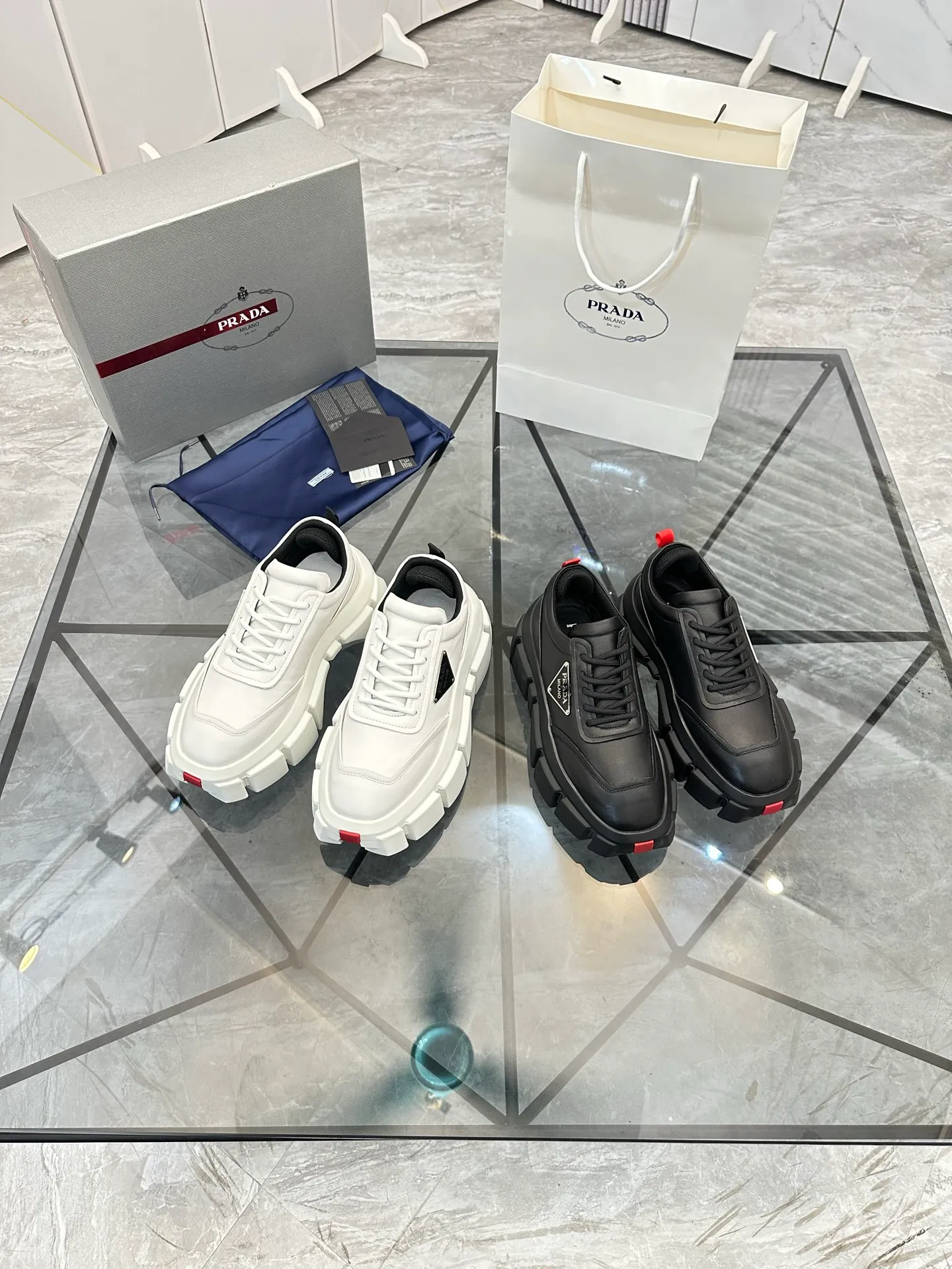 Selling men's shoes 💰: 💰P560¥ High-end top quality Product trademark: Prada * "Prada*" low-top casual shoes Regular size: 35-45 (can be customized to 46) Couple style Product material: imported first-layer cowhide leather upper, breathable lining, original outsole. No.: H201